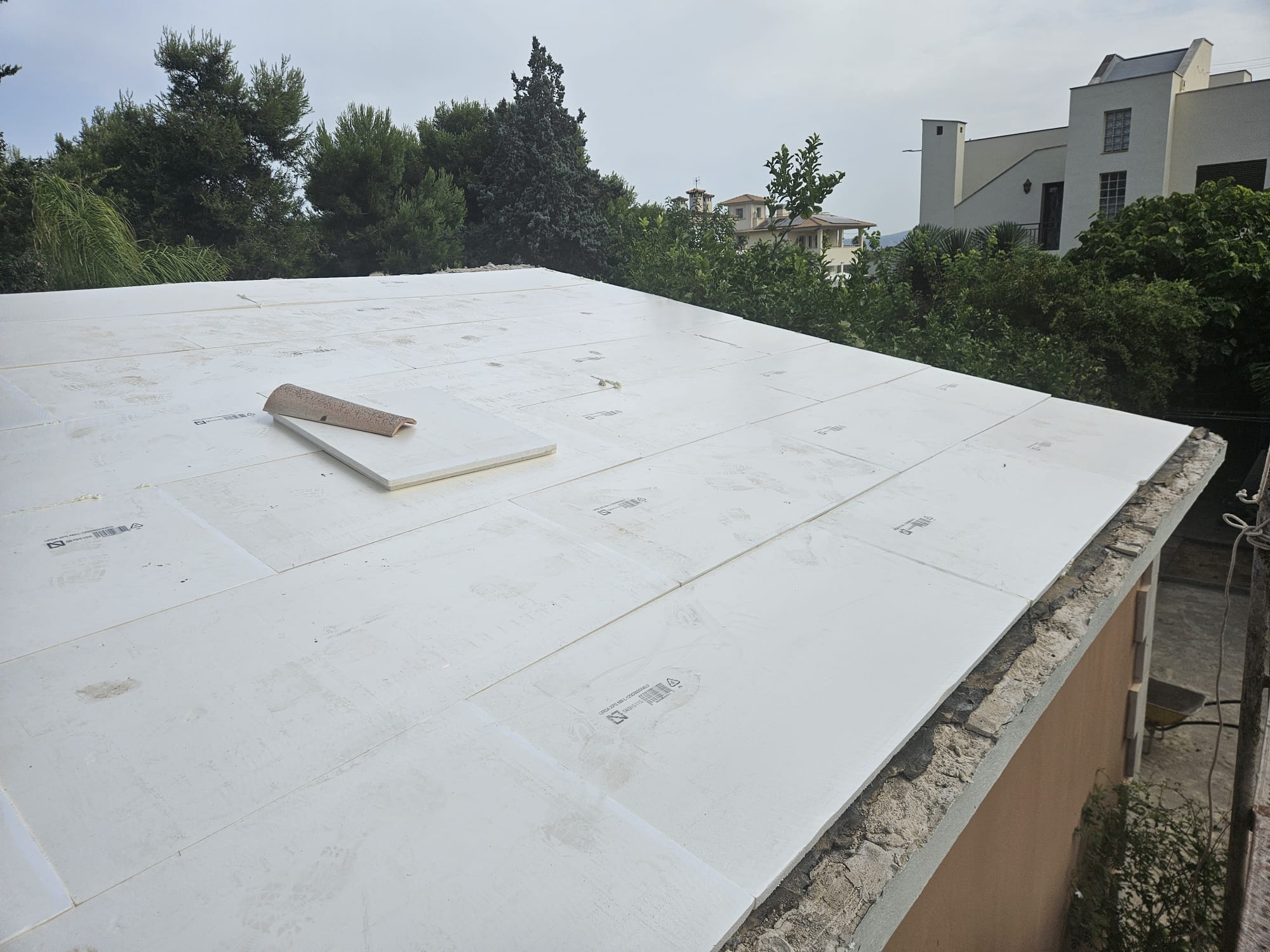 Insulation boards fully laid on flat roof, ready for waterproofing membrane — Mallorca