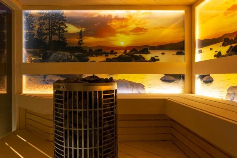 Saunakachel met stenen in een verlichte cabine