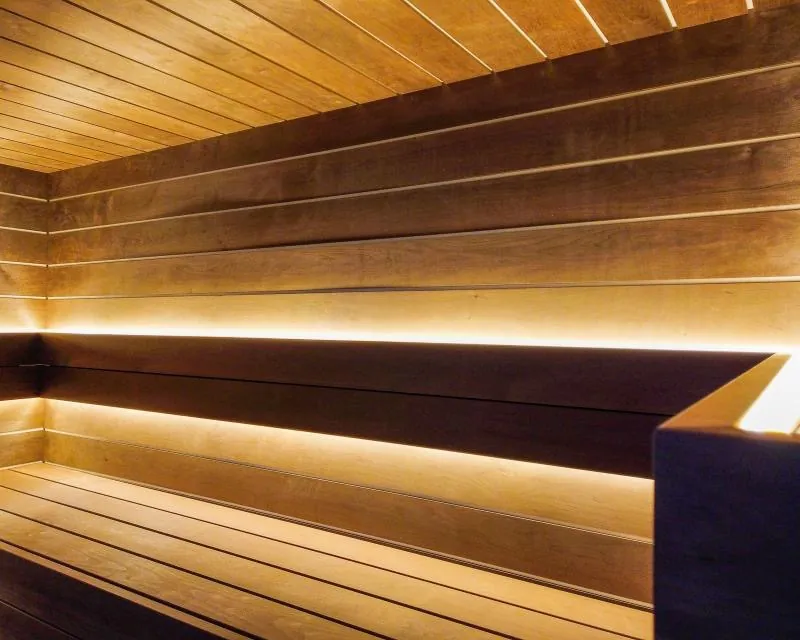 Detail van een bank met indirecte verlichting
