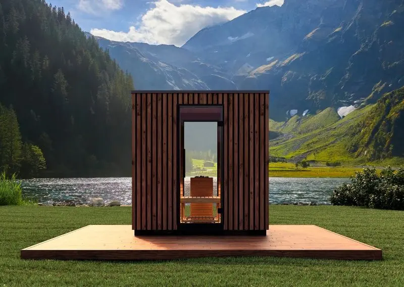 Saunacabine op een houten terras in het open landschap
